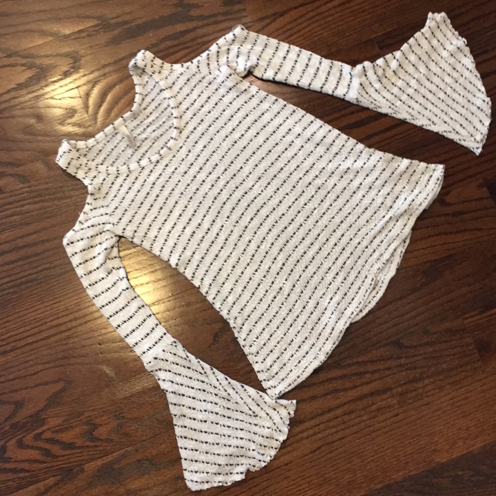 Light sweater with cut out shoulders